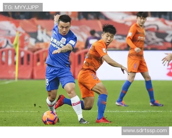 武汉对阵恒大激战正酣比分悬念不断双方球员全力以赴争夺胜利